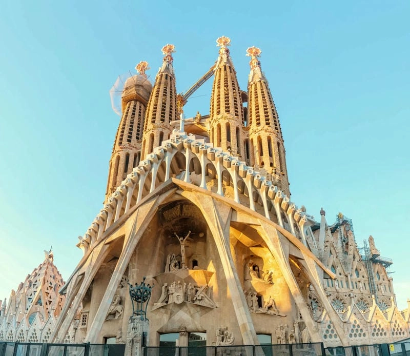 Ngỡ ngàng trước Nhà thờ Sagrada Familia kiến trúc độc đáo