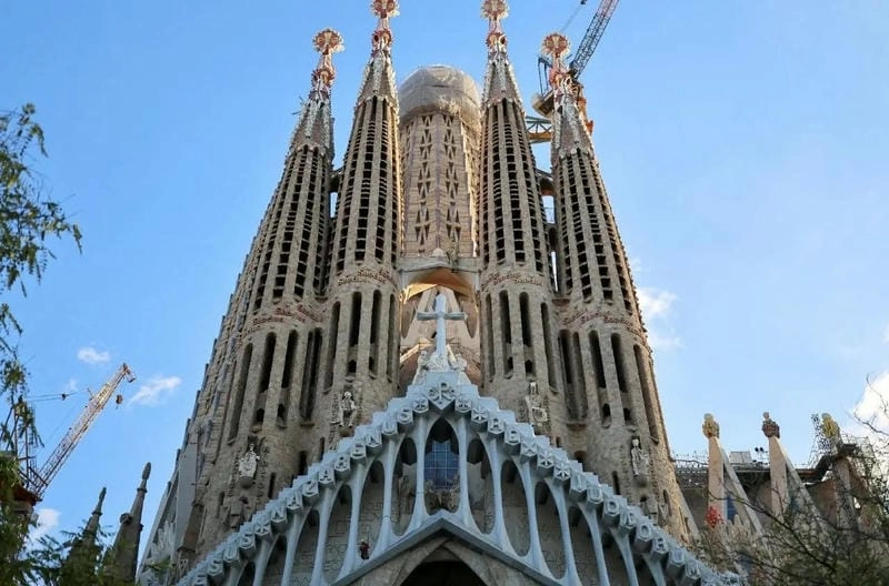 Thưởng thức Nhà thờ Sagrada Familia rực rỡ ánh sáng