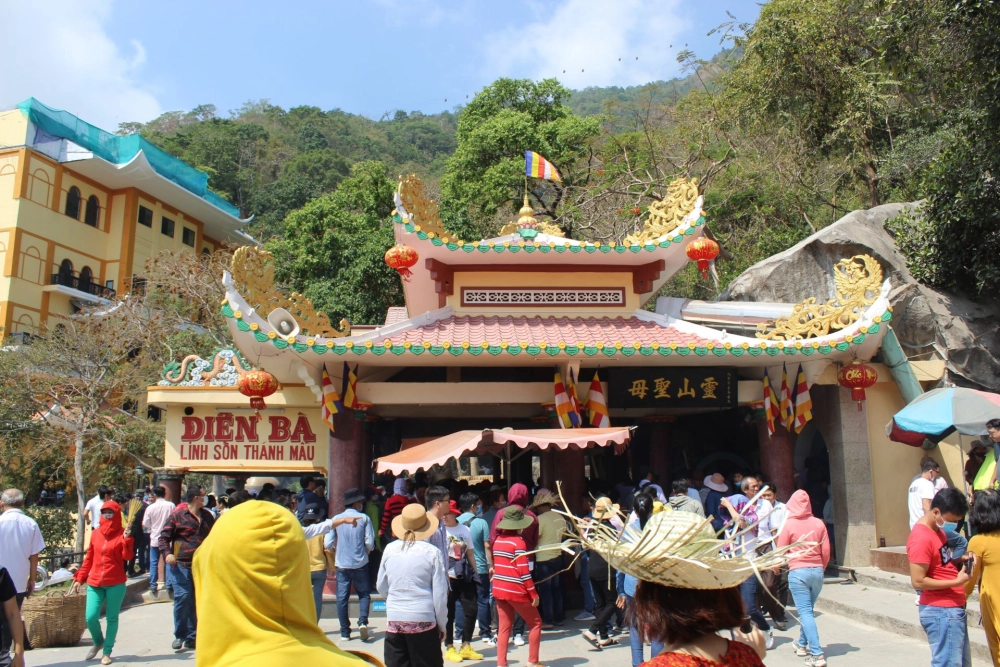 Chùa Bà Đen linh thiêng trên đỉnh núi