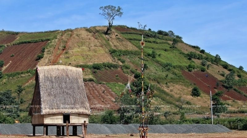 Núi lửa đã tắt vẫn khoe dáng uy nghi giữa trời