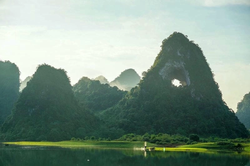 Núi Mắt Thần Cao Bằng huyền bí giữa mây trời