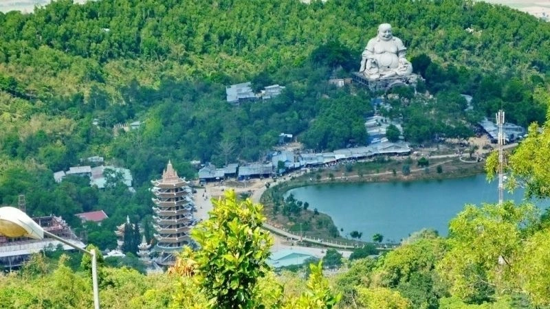 Cảnh quan Núi Sam xanh mát ngút ngàn núi rừng