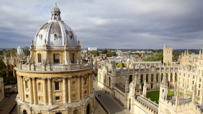 Mái vòm cổ kính của Oxford dưới bầu trời xanh