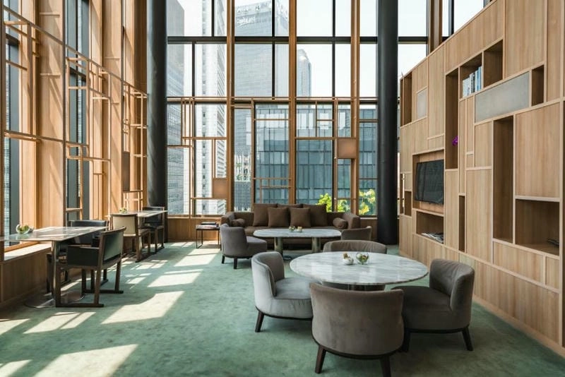 Toàn cảnh Parkroyal Collection Pickering ban ngày rực rỡ và trong lành