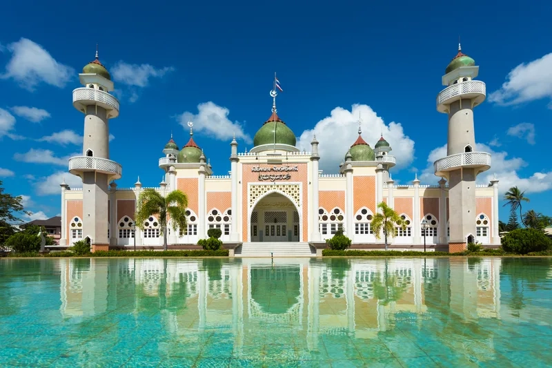 Thánh đường Pattani nổi bật giữa bầu trời xanh