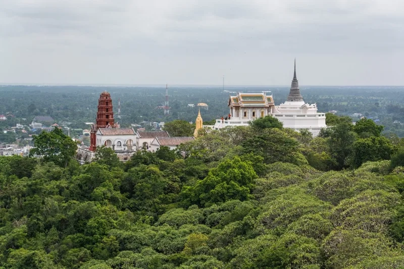 Phetchaburi mang vẻ đẹp cổ kính và yên bình