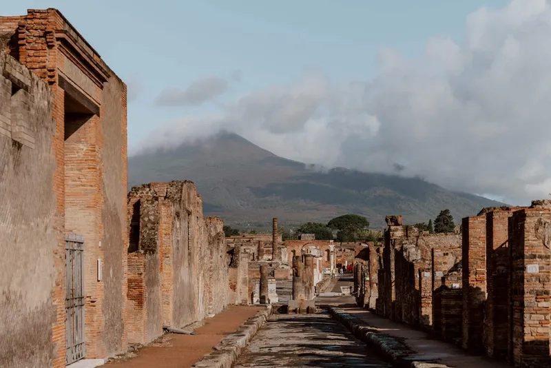 Những bức tường Pompeii vẫn đứng sau nghìn năm