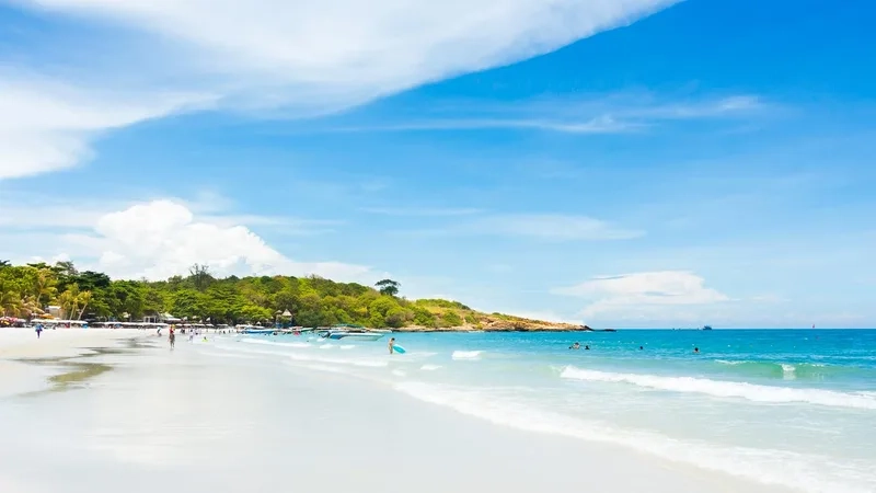 Rayong nổi bật với những bờ cát trắng mịn màng