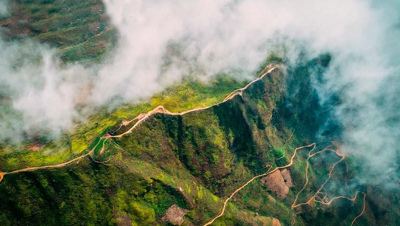 Núi Tà Xùa hùng vĩ giữa mây trời