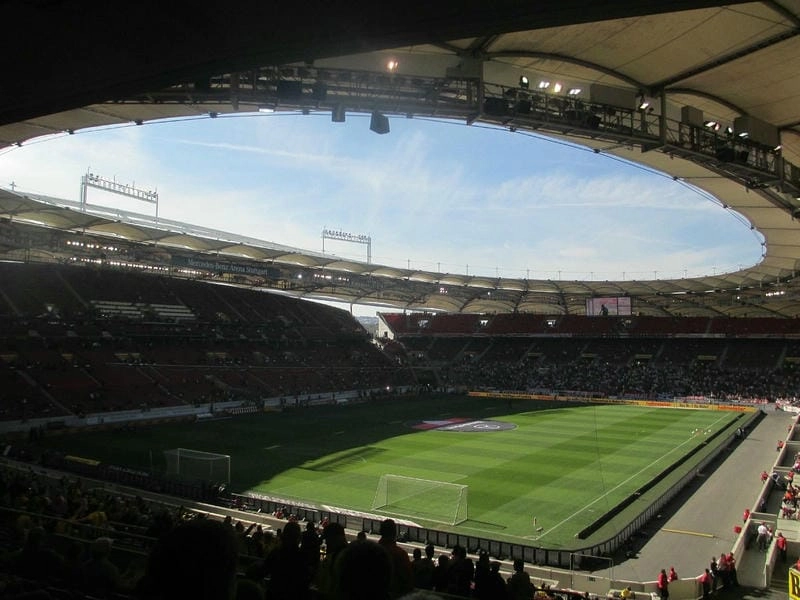 Mercedes-Benz Stadium từ xa vẫn nổi bật giữa thành phố