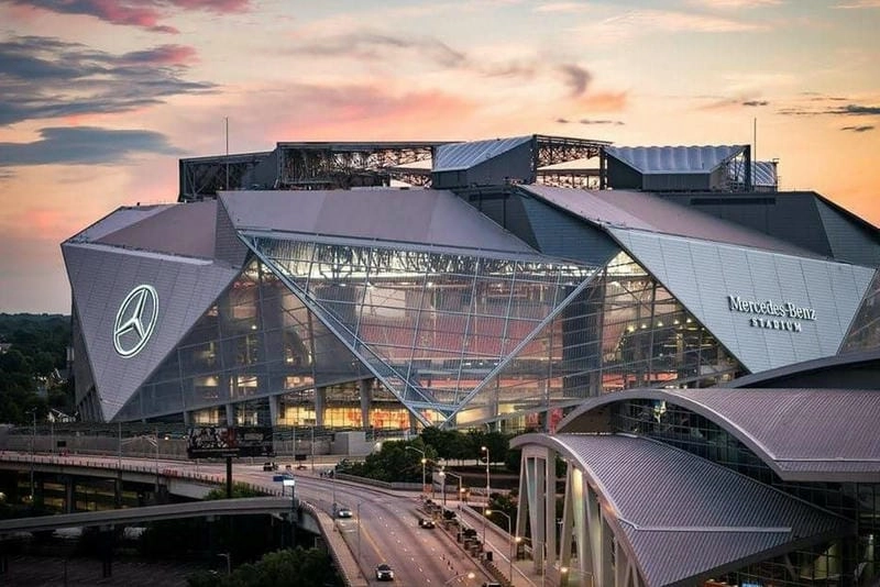 Mercedes-Benz Stadium ban đêm rực rỡ ánh đèn lung linh