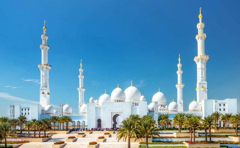 Sheikh Zayed Grand Mosque ban ngày sáng rực rỡ