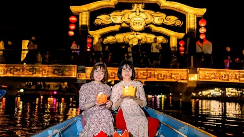 Dòng sông Hoài trôi chậm mang theo ký ức Hội An