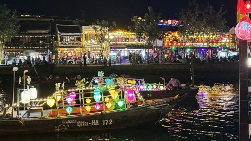 Cảnh đêm sông Hoài rực rỡ ánh đèn lồng