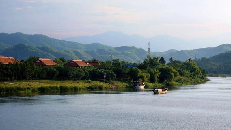 Bình yên sông Hương níu bước người lữ khách