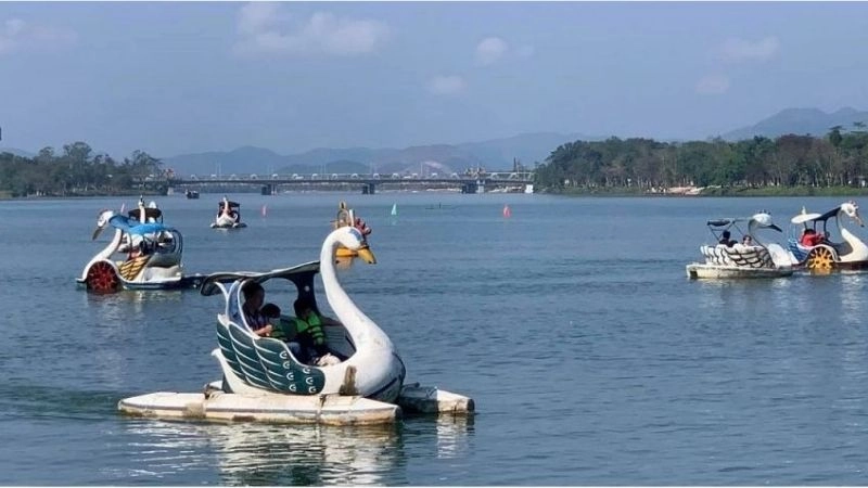 Bài ca Huế trên sông Hương ngân nga trữ tình