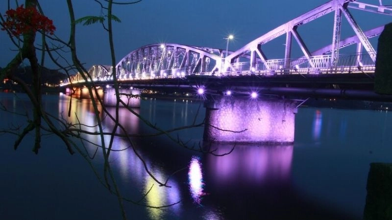 Thành phố Huế bên sông tỏa sáng diệu kỳ