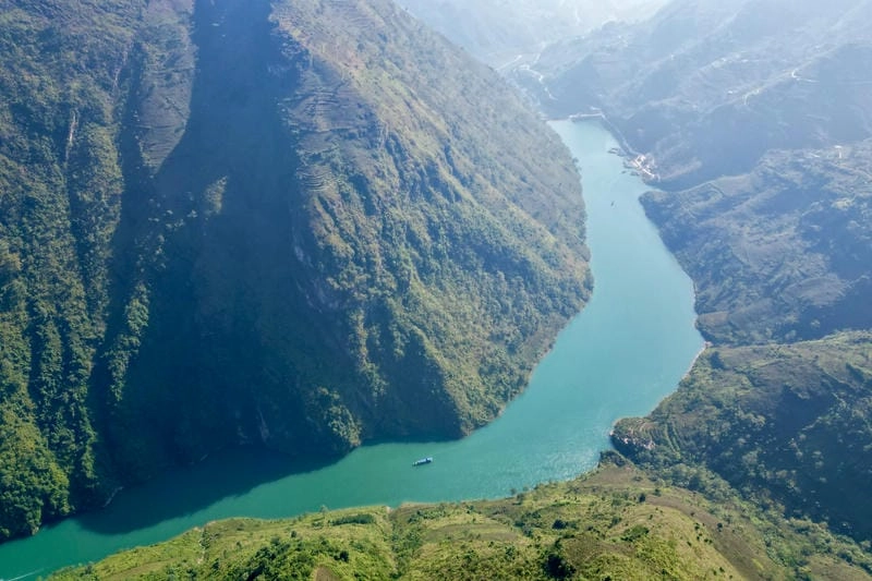 Sông Nho Quế Hà Giang xanh biếc giữa núi non