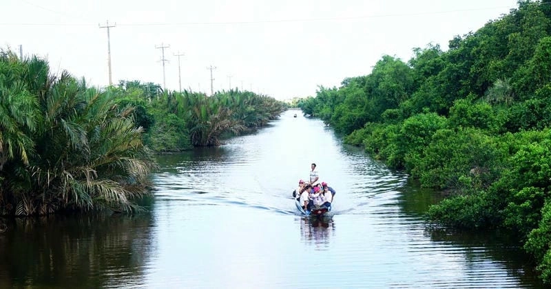 Sông nước Trà Vinh lấp lánh ánh hoàng hôn