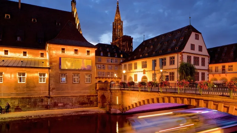 Strasbourg lung linh ánh đèn đêm đầy mê hoặc