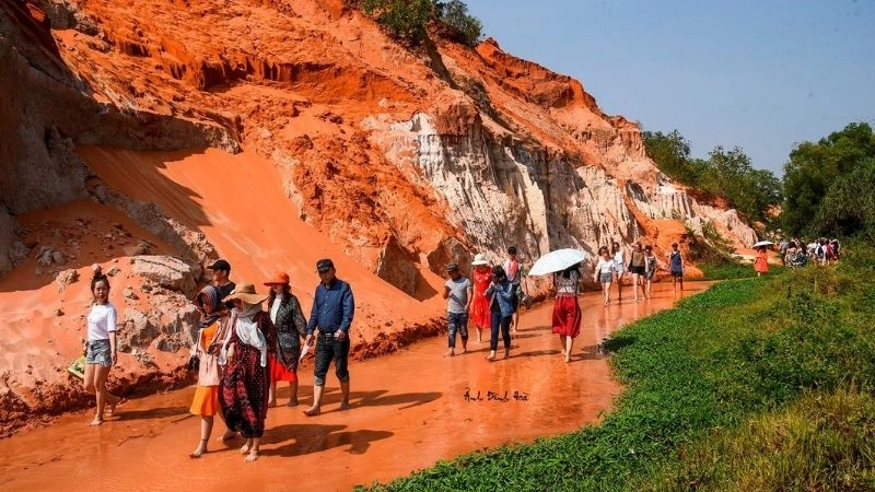 Dòng suối đỏ uốn lượn giữa thung lũng cát