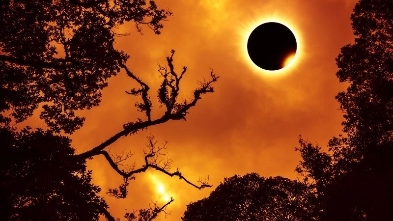 Nhật thực toàn phần và hiện tượng vũ trụ