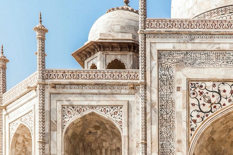 Ngắm Taj Mahal từ xa nổi bật giữa trời xanh