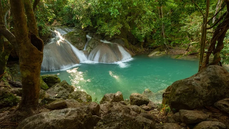 Thác Erawan mang vẻ đẹp thiên nhiên huyền ảo