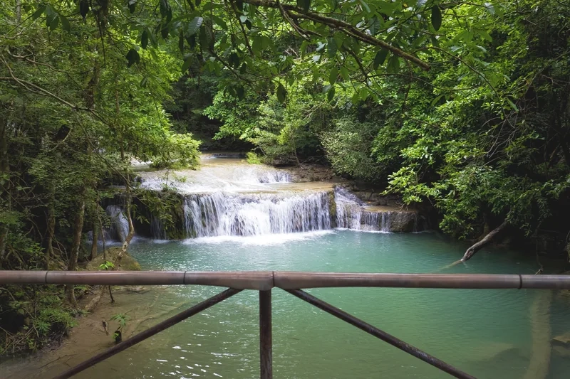 Khám phá dòng nước trong xanh tại Thác Erawan