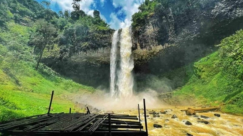 Thác nước Đắk Nông tung bọt trắng xóa