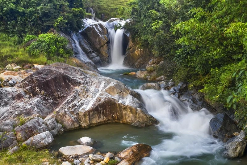 Thác nước Kon Tum trong ánh nắng lung linh