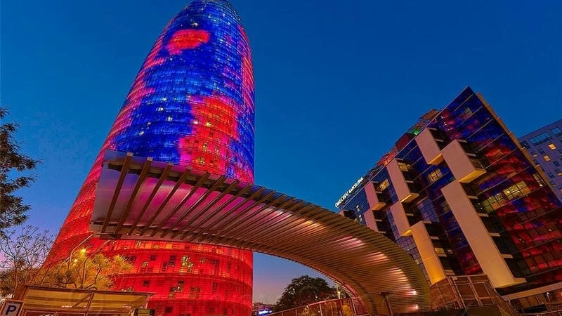 Mãn nhãn với Ánh sáng Tháp Agbar rực rỡ