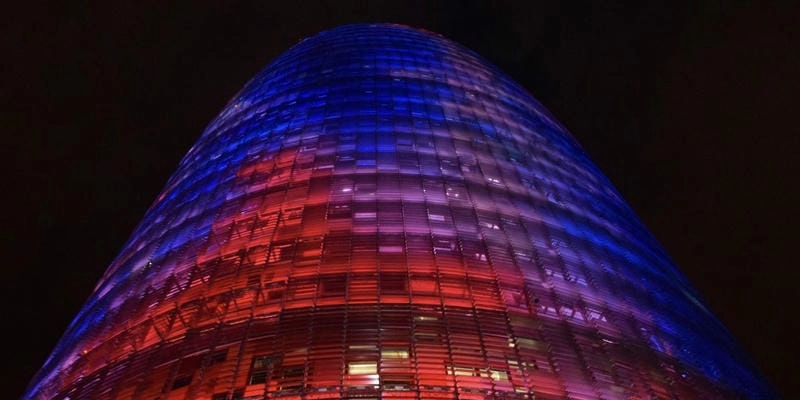 Thưởng thức Cảnh đêm Tháp Agbar lung linh