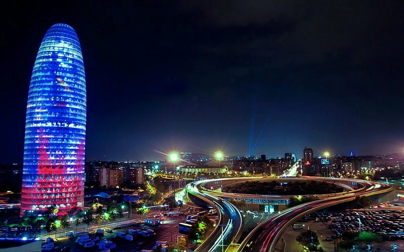 Vẻ đẹp Tháp Agbar ban ngày đầy sắc màu