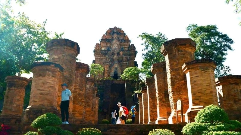 Cảnh quan Tháp Bà Ponagar nên thơ và trữ tình