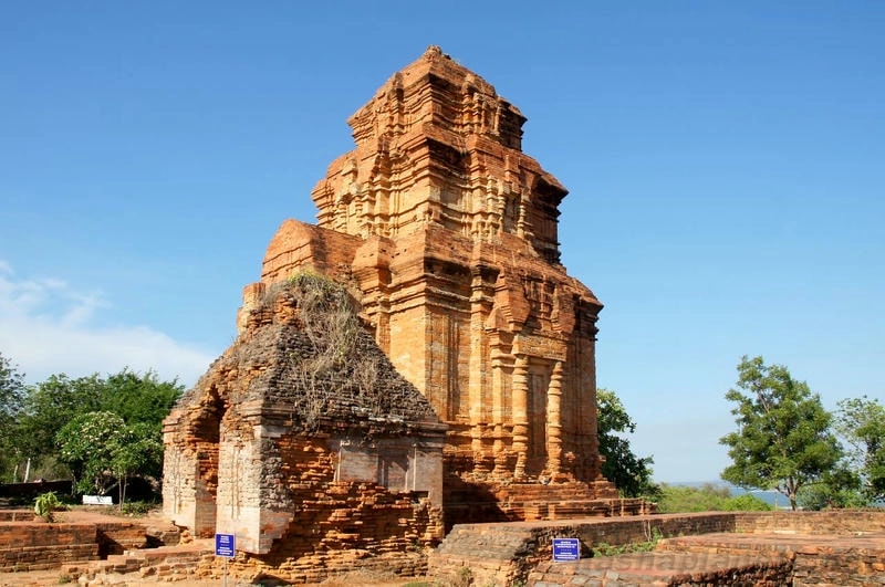 Tháp Chăm Poshanu Phan Thiết với kiến trúc cổ kính