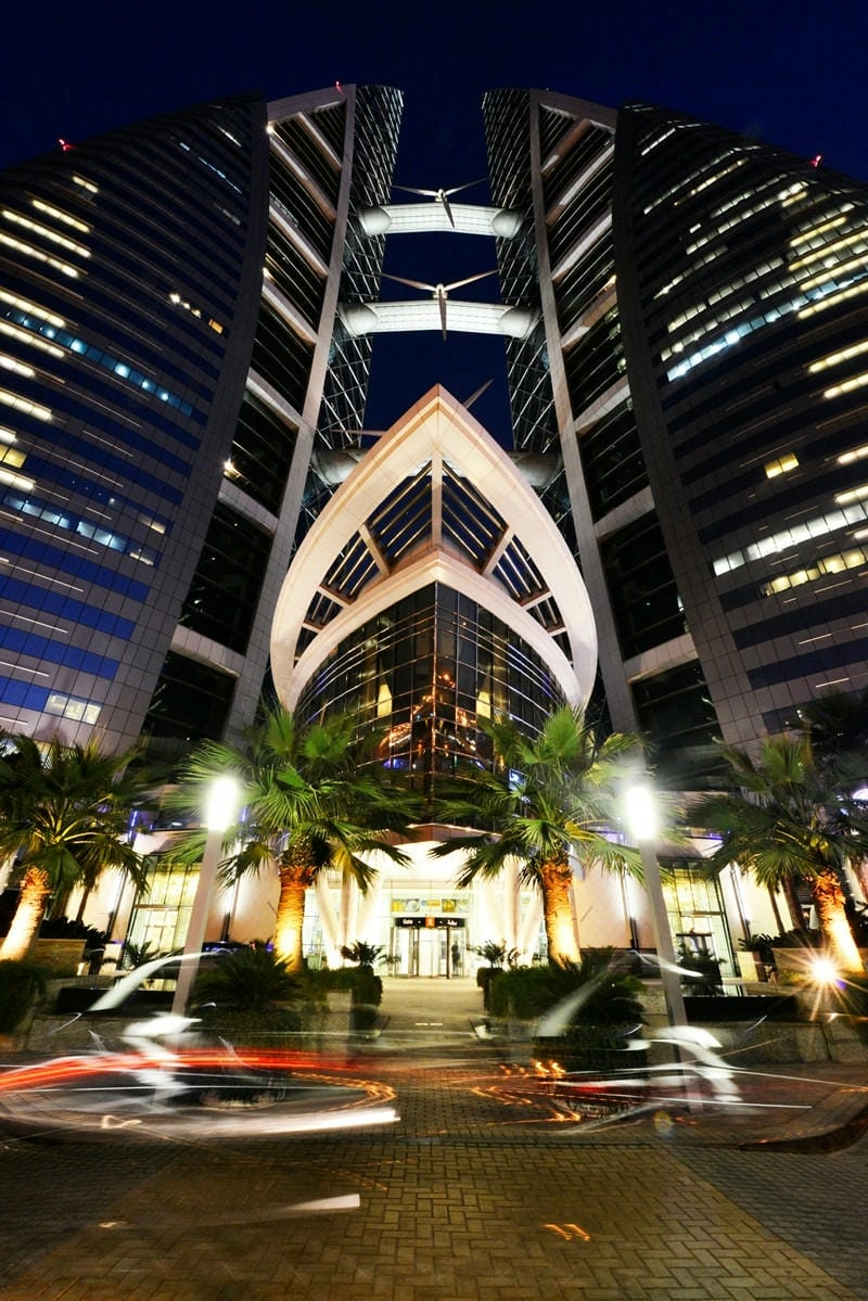Ánh sáng Bahrain World Trade Center lung linh về đêm