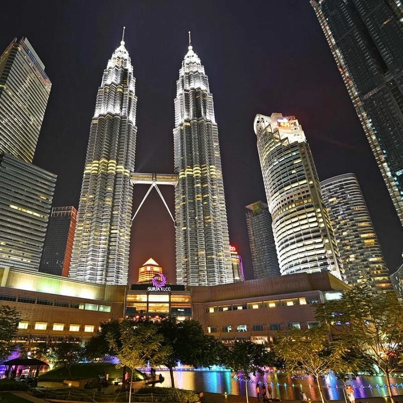 Rực rỡ ánh sáng Cảnh đêm Petronas Towers