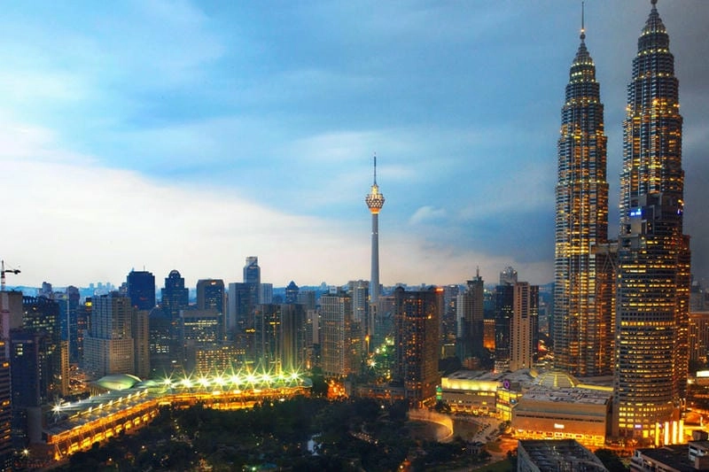 Lộng lẫy dưới nắng Petronas Towers ban ngày
