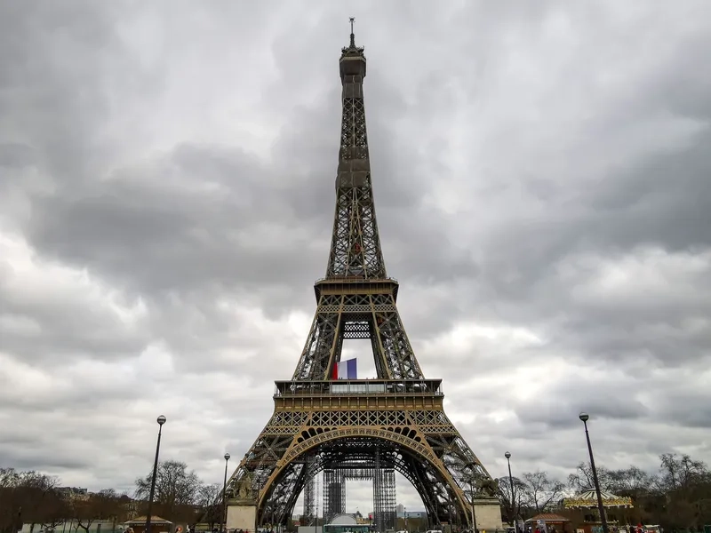 Chuyến đi Paris không thể bỏ lỡ hình ảnh tháp Eiffel