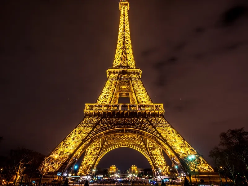 Tháp Eiffel lung linh dưới ánh đèn đêm Paris đẹp tuyệt