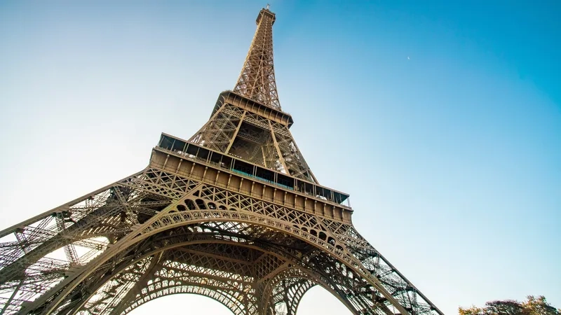 Hành trình khám phá thành phố với tháp Eiffel ở tầm nhìn