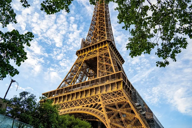 Tháp Eiffel mang vẻ đẹp cổ điển cho thành phố Paris