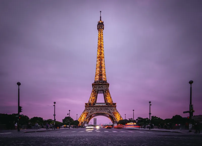 Buổi tối Paris với ánh sáng lung linh của tháp Eiffel
