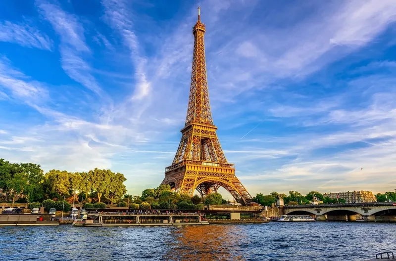 Tháp Eiffel như một biểu tượng của tình yêu và ấm áp