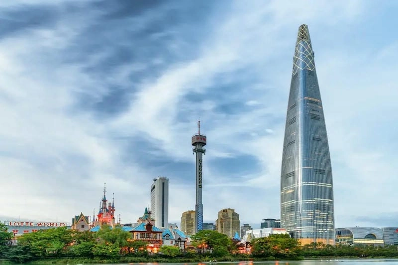 Nhìn xa thấy rõ Lotte World Tower từ xa giữa Seoul hiện đại