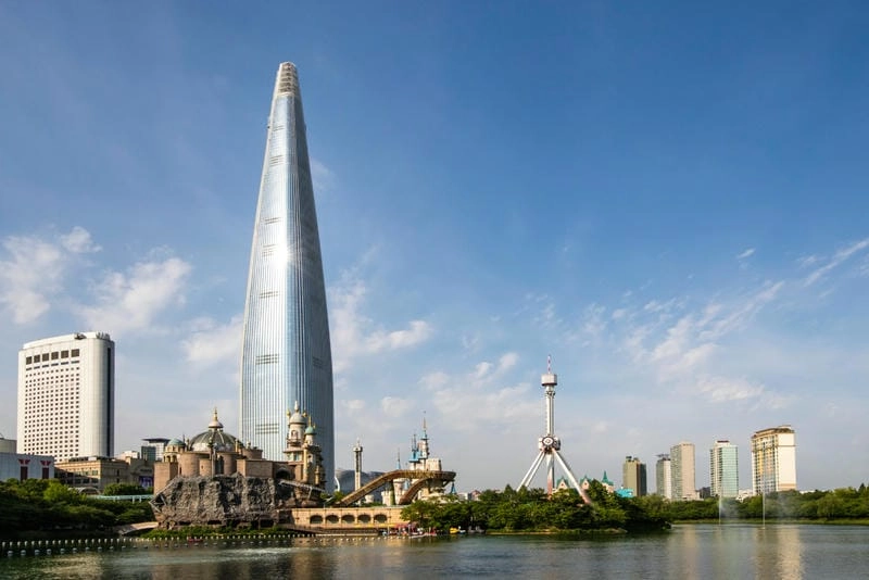 Biểu tượng nổi bật Hàn Quốc Lotte World Tower giữa thành phố