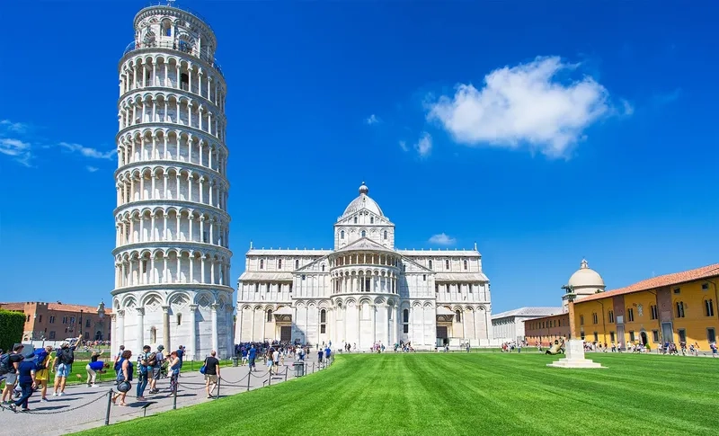 Tháp nghiêng Pisa điểm đến nổi tiếng của nước Ý