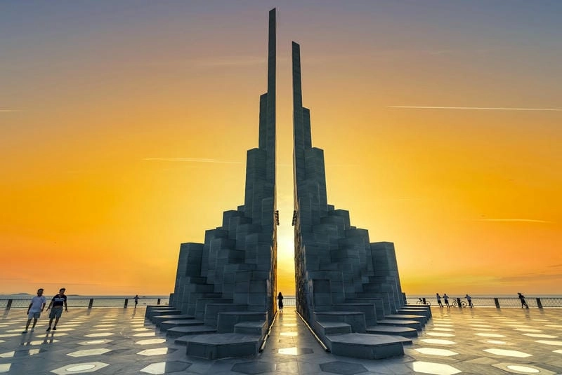 Ngắm hoàng hôn tại Tháp Nghinh Phong Phú Yên