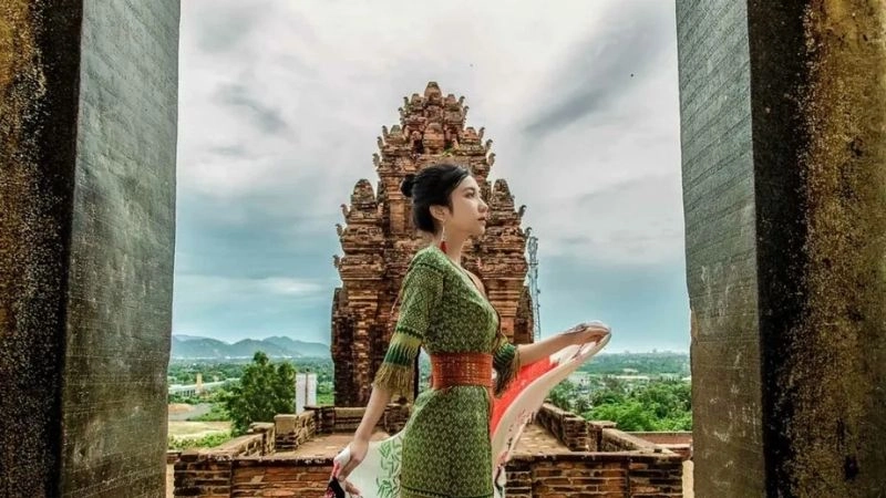 Bình yên Tháp Po Klong Garai giữa trời xanh nắng